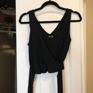Black v-neck crop